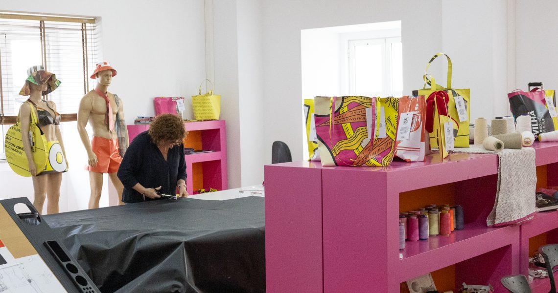 044_LONAS E DESENHOS FAMILIARES TRANSFORMADOS EM ACESSÓRIOS E PEÇAS MODA EM HUB CRIATIVO NA COVILHÃ