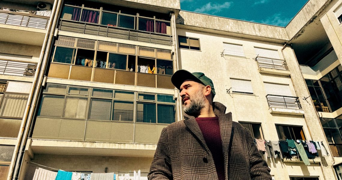 075_HOMEM EM CATARSE NO _VERÃO NO CENTRO HISTÓRICO_ DA COVILHÃ