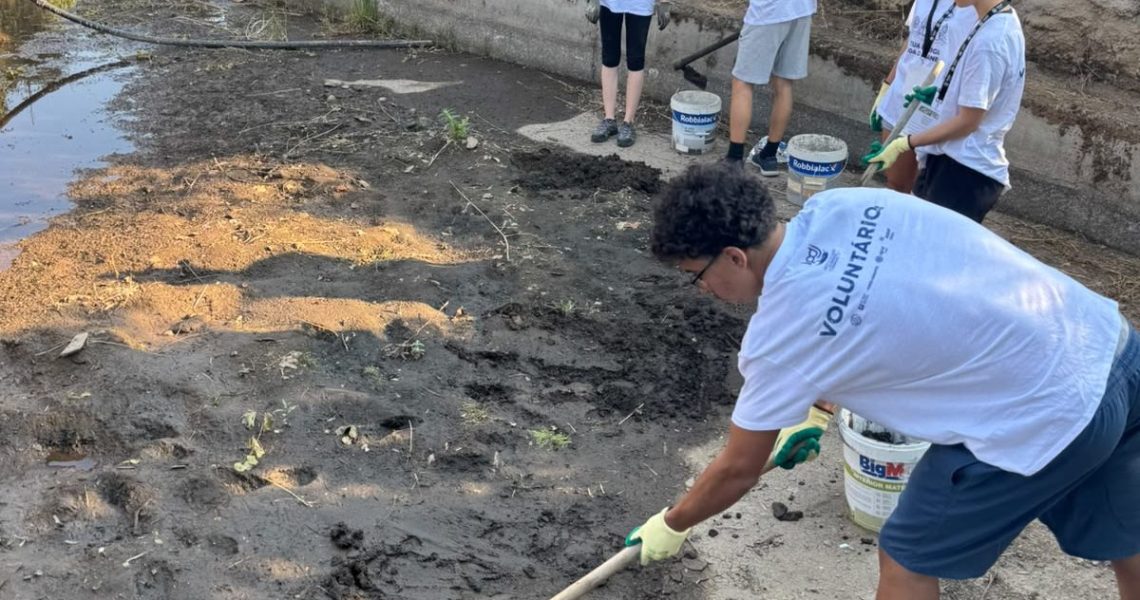 097_ JOVENS VOLUNTÁRIOS AJUDAM NA RECUPERAÇÃO DE ÁREAS ARDIDAS