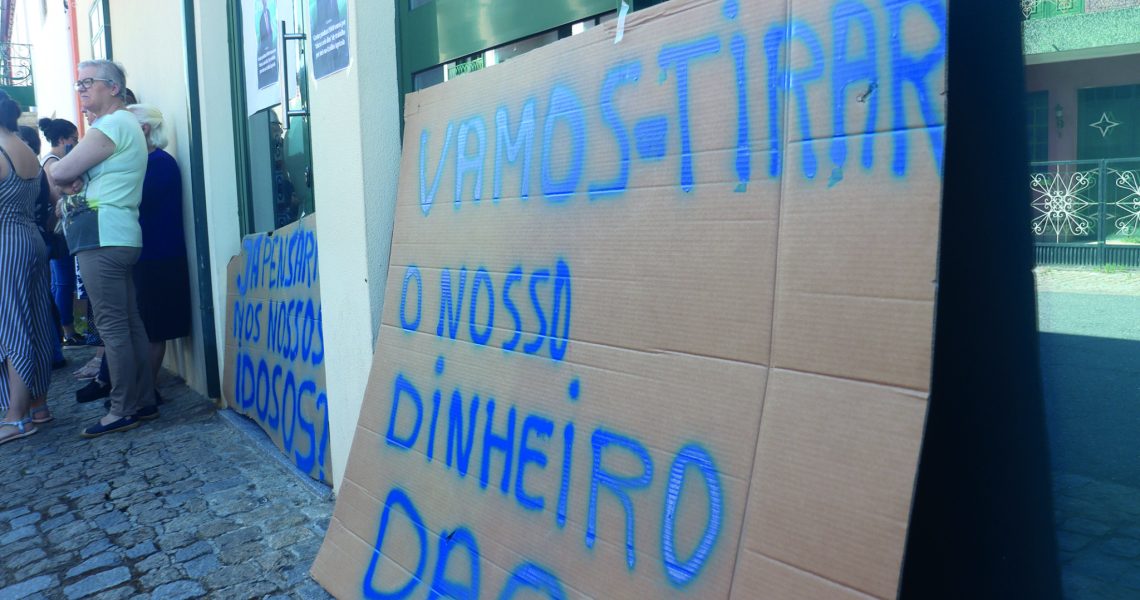 15 - protesto caixa caria (ja)