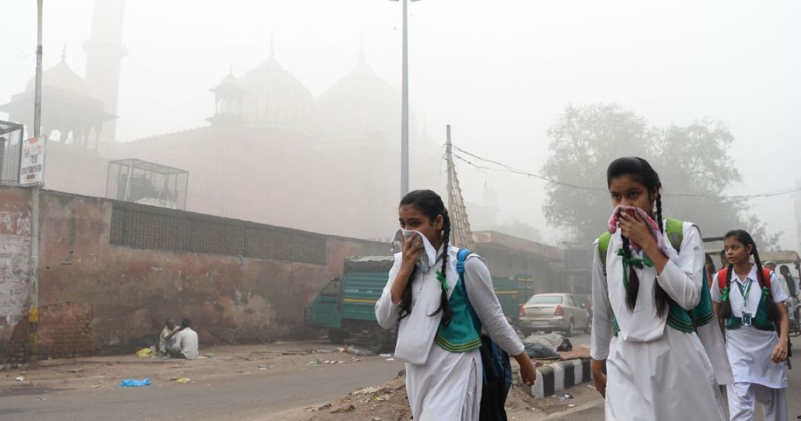 TOPSHOT - Indian schoolchildren cover their faces as they walk to school amid heavy smog in New Delhi on November 8, 2017.
Delhi shut all primary schools on November 8 as pollution levels hit nearly 30 times the World Health Organization safe level, prompting doctors in the Indian capital to warn of a public health emergency. Dense grey smog shrouded the roads of the world's most polluted capital, where many pedestrians and bikers wore masks or covered their mouths with handkerchiefs and scarves.
/ AFP PHOTO / SAJJAD HUSSAIN        (Photo credit should read SAJJAD HUSSAIN/AFP via Getty Images)