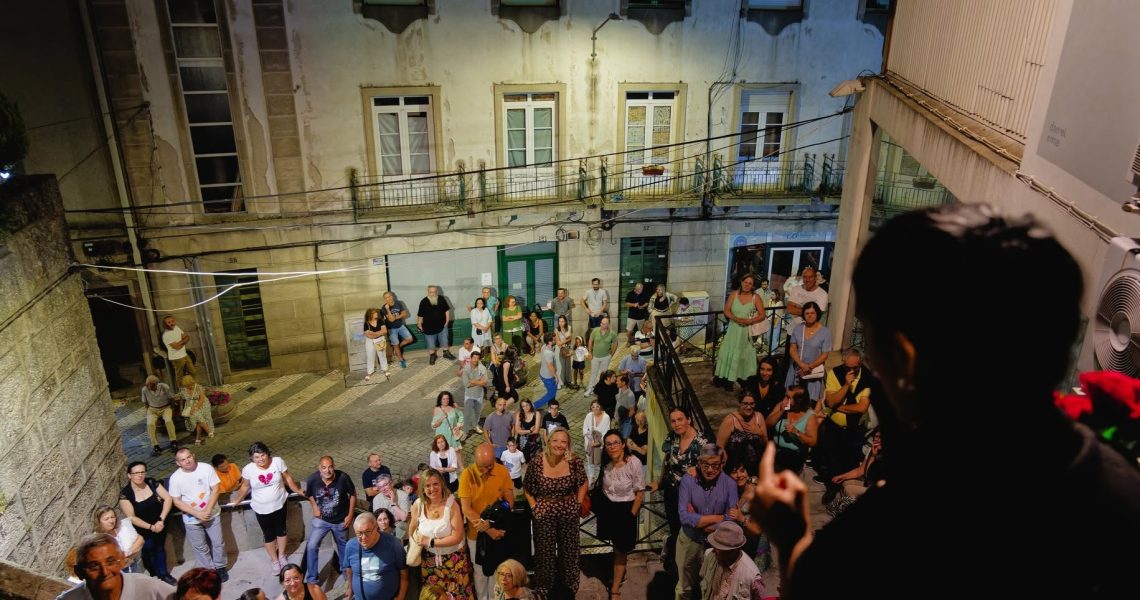 Joana Pejo conduz o público pela história em torno da Rua Direita